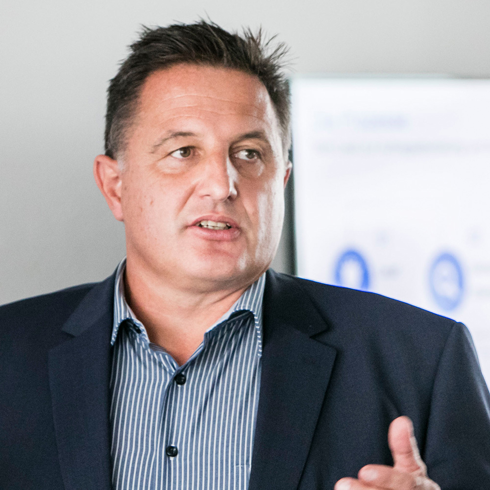 Dr. Frank Gredel, ein Mann mit braunen Haaren im Anzug